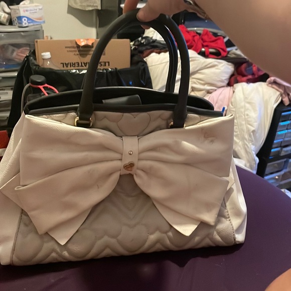 It's aa purse. It has been used and in mint condition